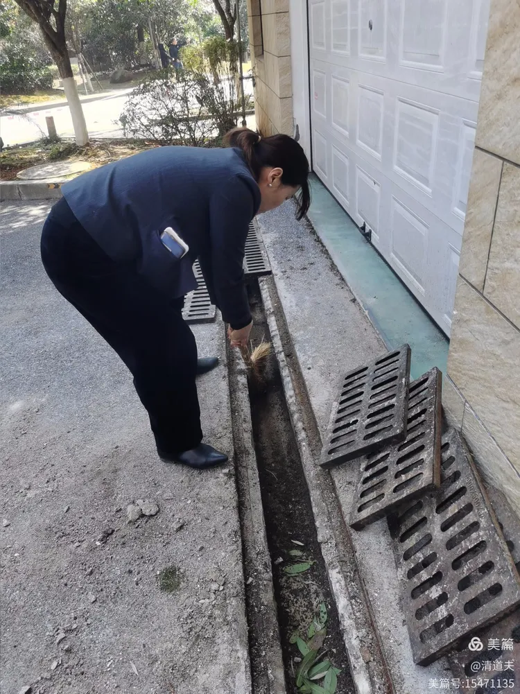 定期对小区的公共区域散水沟,篦水井的清理,同时也定期对小区公共区域